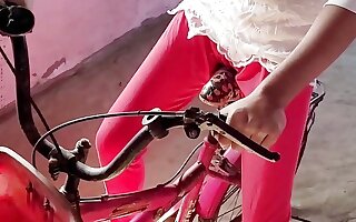 Cycle par baiti hu hi bhabhi ko devar ne ache se choda